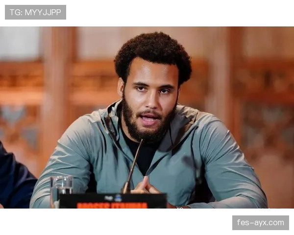 阿尔瓦雷斯速度制胜，强势击败对手彰显拳坛新星崛起